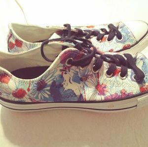 Size 9 women's converse low tops